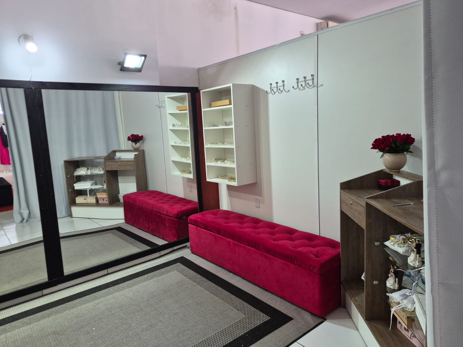 Espaço de acessórios e recantos de prova da boutique