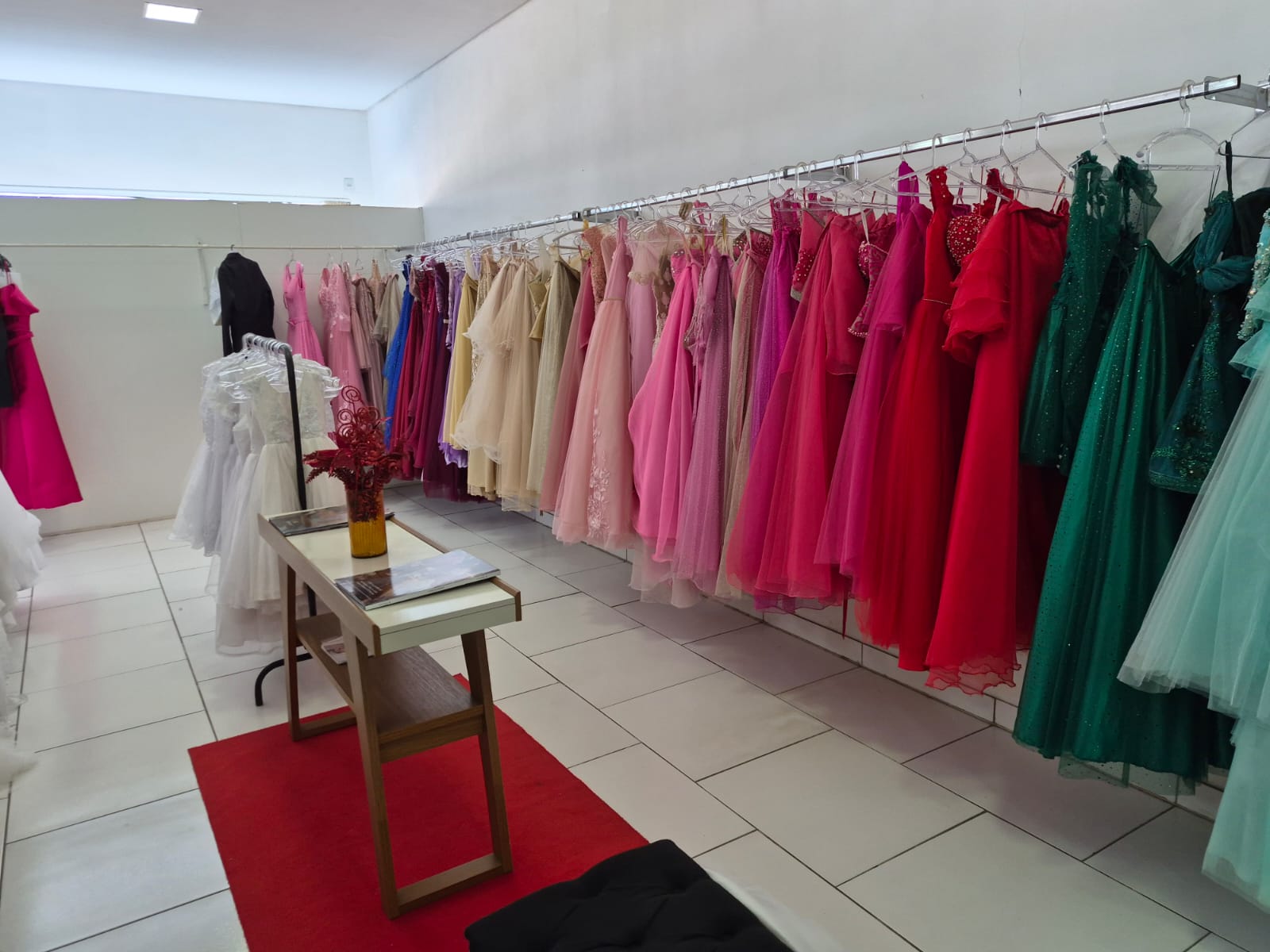 Arara com vestidos de festa em várias cores