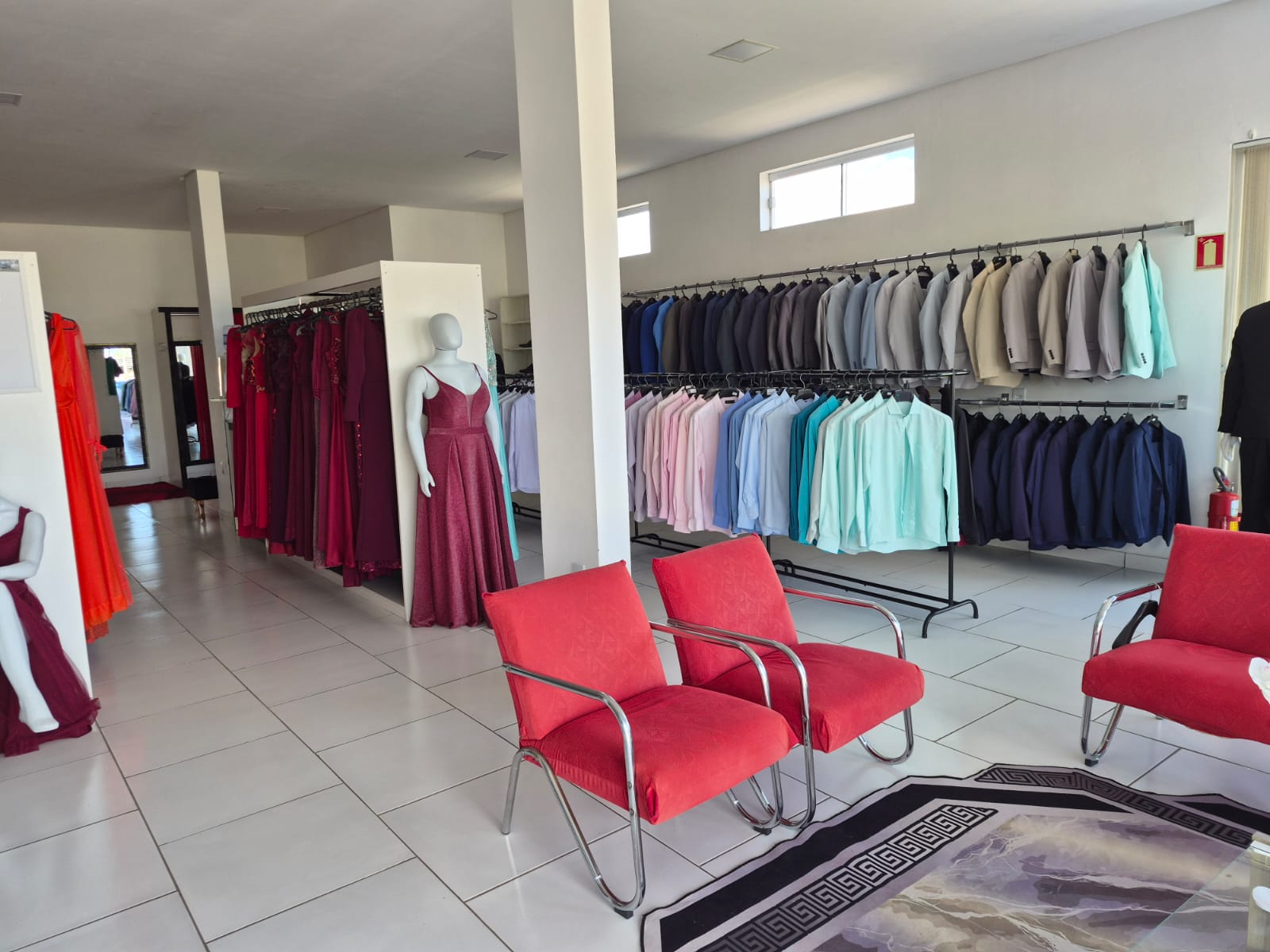 Salão da Boutique das Noivas com vestidos e ternos